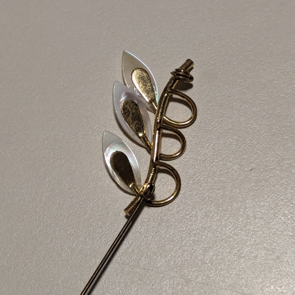 Vintage Mother of Pearl Gold Toned Leaf Brooch Pin - Picture 2 of 4